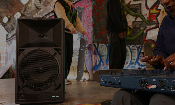 Intensifica a presença das frequências mais baixas para proporcionar música de dança potente para festas de DJ.