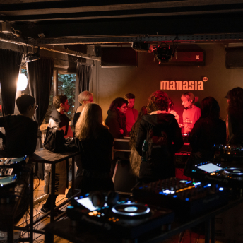 Crowd filling the room at the Manasia HUB showcase