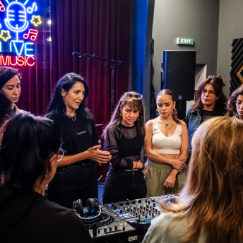 Tutor briefing the group at Zuhal Live Music