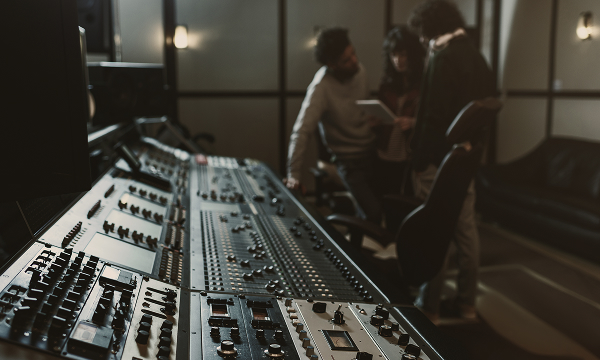 Reproduziert den eingespeisten Sound wirklichkeitsgetreu.